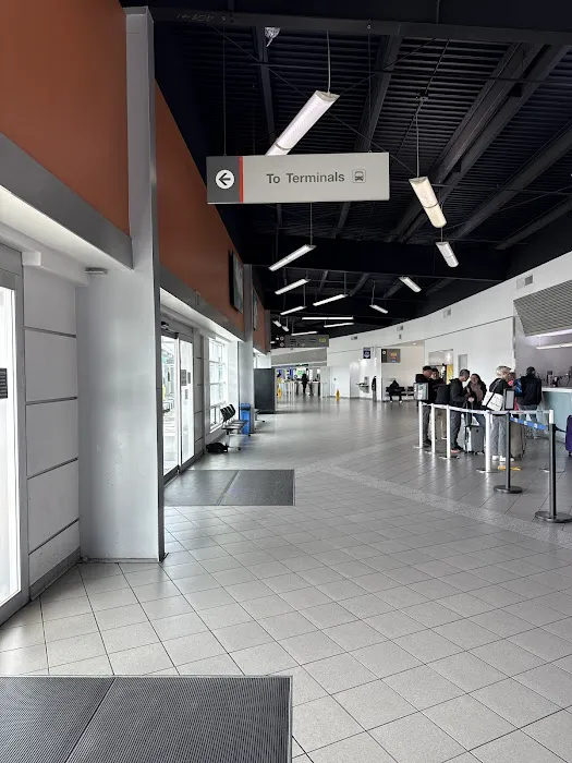 Hertz Car Rental - Oakland - Oakland International Airport (OAK) Picture 2