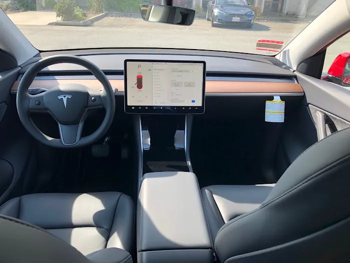 Rent a Tesla Model Y Picture 7