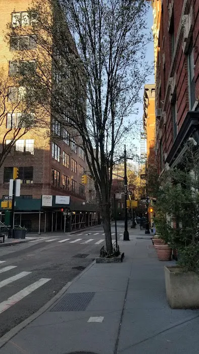 Hertz Car Rental - New York - Morton Street Picture 6