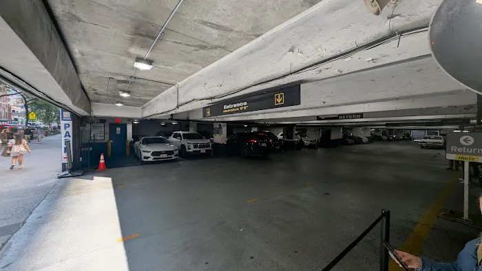 Hertz Car Rental - New York - West 34th Street Picture 3