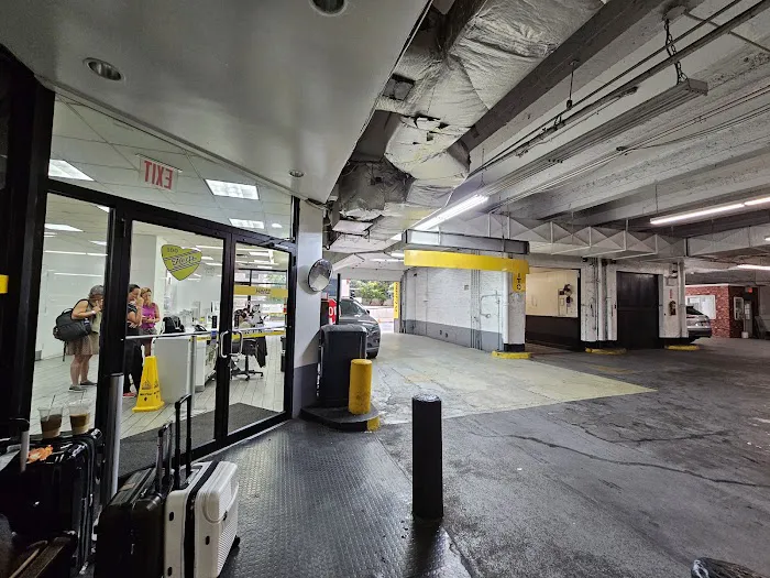 Hertz Car Rental - New York - East 48th Street Picture 5