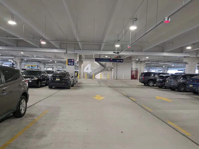 Hertz Car Rental - Newark - Newark Liberty International Airport (EWR) Picture 3