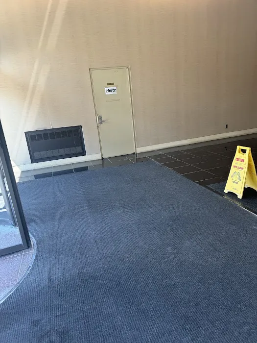 Hertz Car Rental Picture 2