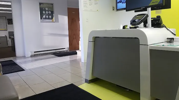 Hertz Car Rental - Upper Saddle River - Route 17 North Picture 6