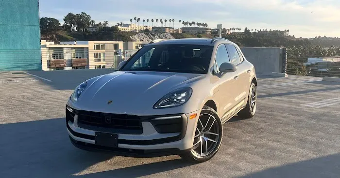 EK Luxury Rental Car Picture 1