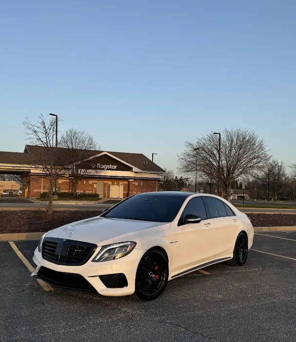 Deluxe Auto Rental Picture 2