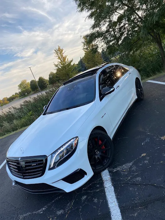 Deluxe Auto Rental Picture 10
