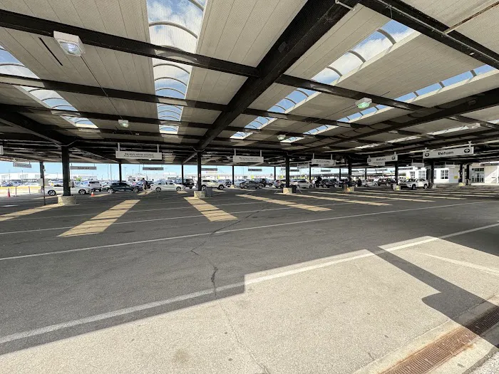 Hertz Car Rental - Detroit - Detroit Metropolitan Wayne County Airport (DTW) Picture 2