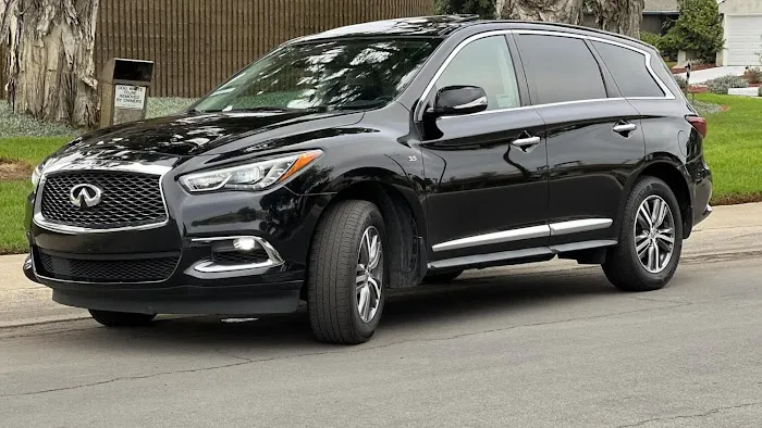 EL8 Luxury Car Rental Picture 6