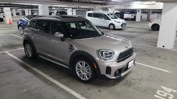 Hertz Car Rental Picture 2