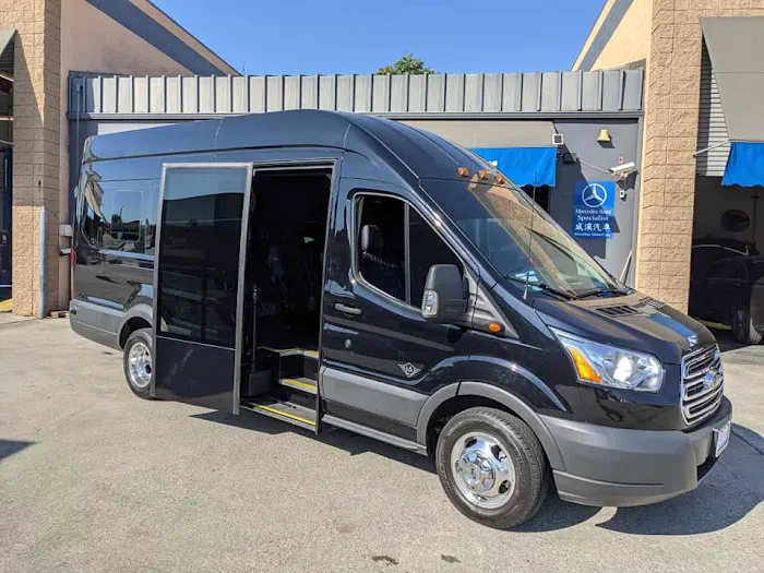 WIHA MotorCars 威漢汽車 (Sprinter Passenger Van Rental) Picture 7