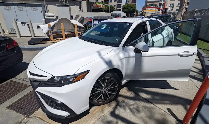 Avis Car Rental Picture 1