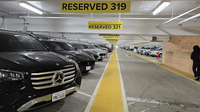 Hertz Car Rental - Santa Ana - John Wayne Airport (SNA) Picture 3