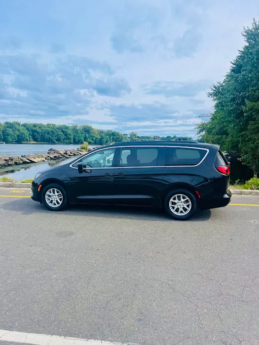 Hartford VIP Car Rental Picture 5