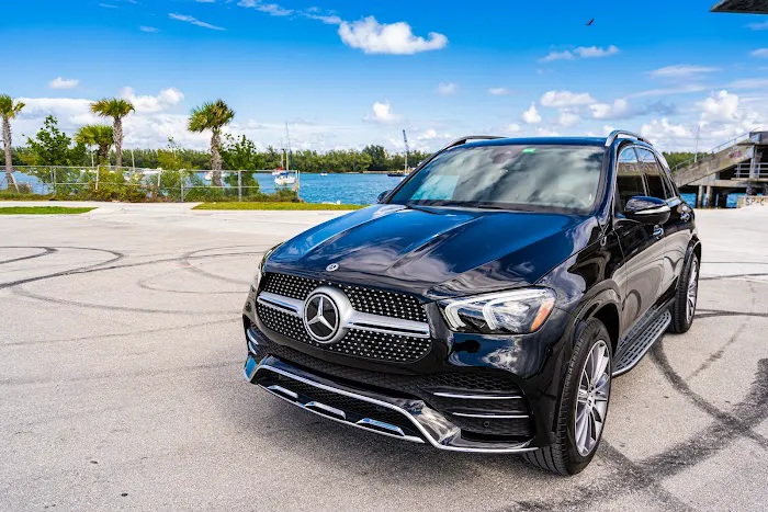 Infinity luxury car rental Picture 3