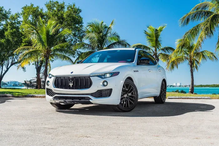 Infinity luxury car rental Picture 2