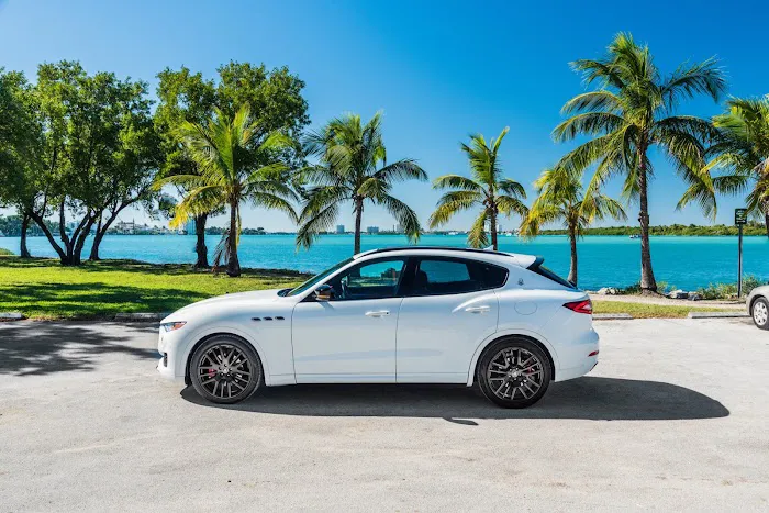 Infinity luxury car rental Picture 4