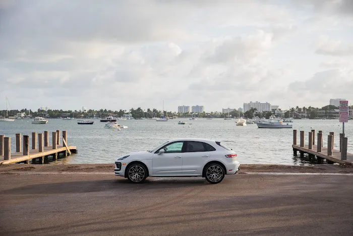 RealCar: Premium & Luxury Car Rental Fort Lauderdale FXE Picture 5