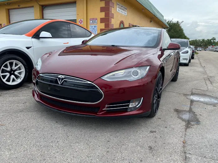 Pimienton (Tesla Rentals) Picture 3