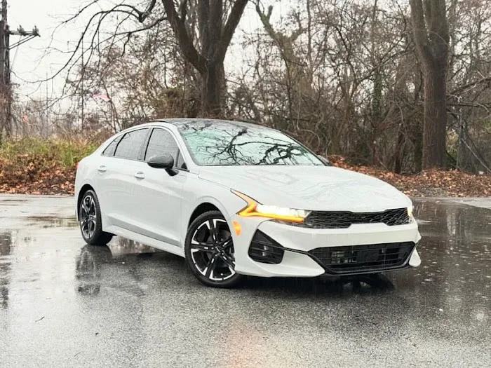 Fleetly Rental Car Picture 4