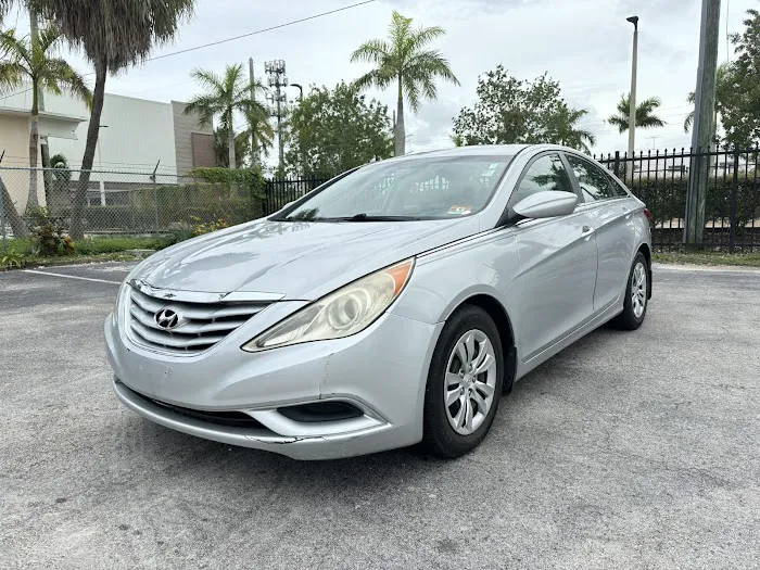Sisters Cars Rentals Picture 3