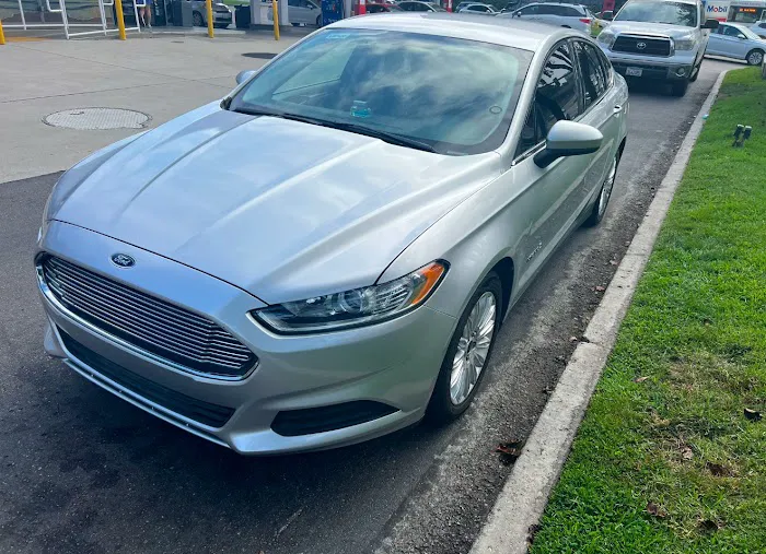 Sisters Cars Rentals Picture 4