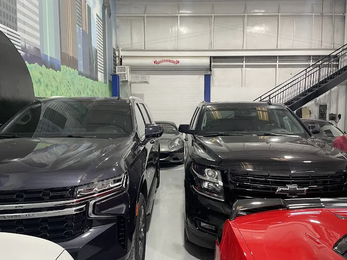 UPGRADE LUXURY MOTORS & RENTALS Picture 4