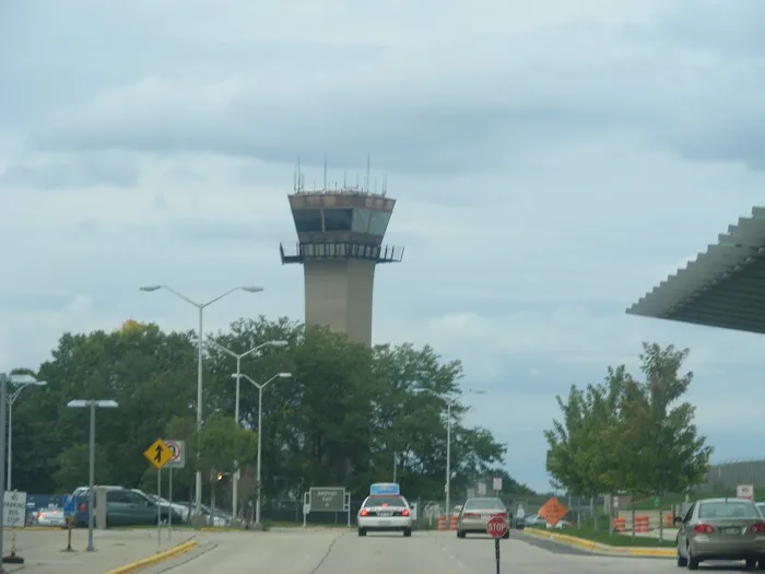 Hertz Car Rental - Madison - Dane County Regional Airport (MSN) Picture 1